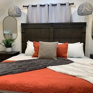 Starlite Motel & Suites